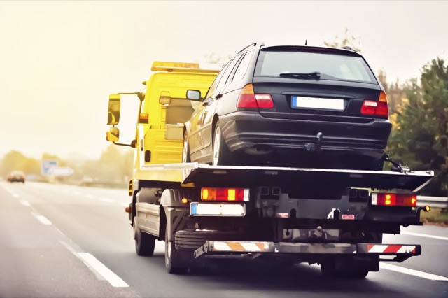 Dépanneuse transportant un véhicule