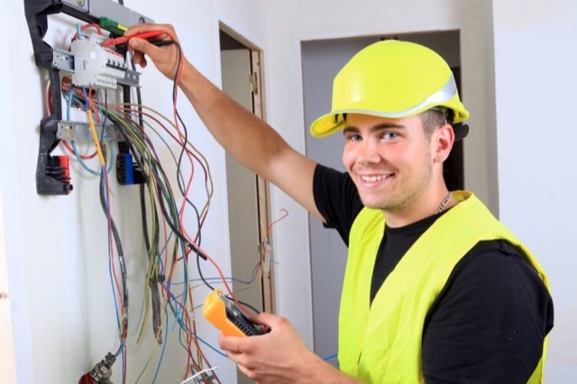 Électricien intervenant sur un tableau électrique