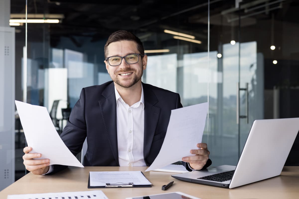 Expert-comptable travaillant sur un dossier client